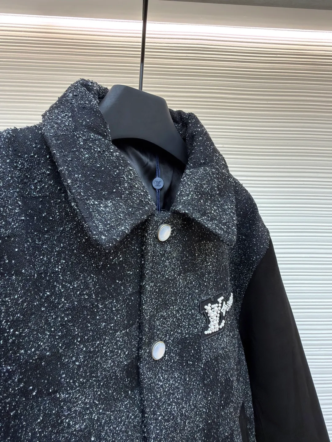 LOUIS VUITTON Genuine leather beaded flocking checkerboard baseball jacket ●Original version: 51000 purchase and development ●Item number: 1681012-i25 ●Fabric: denim flocked bouclé material ●Technology: embroidery ●Version: fitted version ●Weight: about 1795 grams ●Size: 46-48-50-52 ●Description: Made of denim bouclé, the body is embellished with a jacquard logo, while nubuck sheepskin is used on the sleeves and pockets, adding a soft touch. The body is also cleverly integrated with the Damoflage pattern, and the logo patch decorated with rhinestones and resin beads complements the bright pearlescent buttons, showing a dazzling style. The refined craftsmanship and elegant tailoring of this style are evident in the styled collar, striped ribbed hem and cuffs, and fully lined and pearlized snap placket at the front. The overall wiring is straight and delicate, the fabric is comfortable and soft, and the color is consistent without color difference. It can be matched with the same style to create a fashionable look and control various occasions. Customized accessories, complete with three standards, same style for men and women!